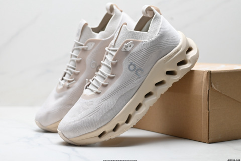 On昂跑tilt 羅意威 聯名羽量運動休閒鞋 腳感很舒服 鞋底柔軟且包裹性好 上腳顯腿長不管休閒還是運動都很百搭 是最好看最顯質感的顏色