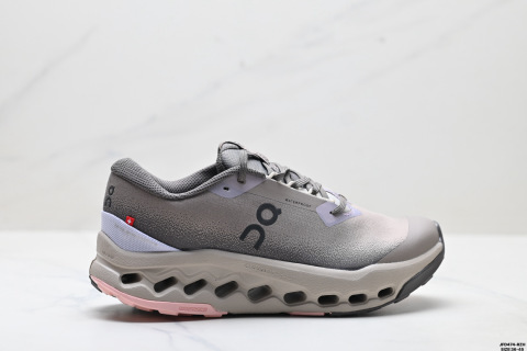 On昂跑 surfer Trail 2 舒適百搭 簡約 耐磨 低幫跑步鞋surfer鞋身外觀的設計靈感源於 On 昂跑的專業競賽鞋 鞋面採用工程編織材料打造 提供無縫貼合的穿著體驗 輕盈透氣的鞋面貼合腳部 確保舒適的穿著感與穩定的鎖定效果 鞋底經過升級的橡膠墊片在乾濕條件下均提供高抓地力和耐用性