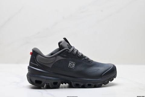 On昂跑 x LOEWE羅意威 venture 2.0 圓頭系帶 低幫休閒鞋腳感很舒服 鞋底柔軟且包裹性好 上腳顯腿長不管休閒還是運動都很百搭 是最好看最顯質感的顏色