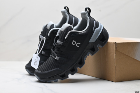 On昂跑 surfer 舒適百搭 簡約 耐磨 低幫跑步鞋surfer鞋身外觀的設計靈感源於 On 昂跑的專業競賽鞋 鞋面採用工程編織材料打造 提供無縫貼合的穿著體驗 輕盈透氣的鞋面貼合腳部 確保舒適的穿著感與穩定的鎖定效果 鞋底經過升級的橡膠墊片在乾濕條件下均提供高抓地力和耐用性