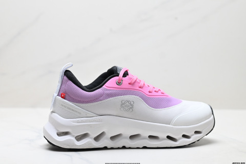 On昂跑tilt 2.0 羅意威 聯名輕量運動休閒鞋 腳感很舒服 鞋底柔軟且包裹性好 上腳顯腿長不管休閒還是運動都很百搭 是最好看最顯質感的顏色