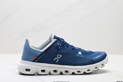 On昂跑 6 Coast 輕量運動休閒鞋 輕量透氣的工程網格結合環保人造麂皮 襯托出活力醒目的視覺效果 飾有品牌Logo的TPU鞋帶扣 讓系帶方式別具一格 是日常穿搭旅行和城市探索的理想之選