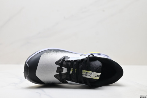 On昂跑 surfer Trail 2 舒適百搭 簡約 耐磨 低幫跑步鞋surfer鞋身外觀的設計靈感源於 On 昂跑的專業競賽鞋 鞋面採用工程編織材料打造 提供無縫貼合的穿著體驗 輕盈透氣的鞋面貼合腳部 確保舒適的穿著感與穩定的鎖定效果 鞋底經過升級的橡膠墊片在乾濕條件下均提供高抓地力和耐用性