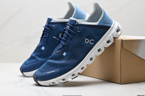 On昂跑 6 Coast 輕量運動休閒鞋 輕量透氣的工程網格結合環保人造麂皮 襯托出活力醒目的視覺效果 飾有品牌Logo的TPU鞋帶扣 讓系帶方式別具一格 是日常穿搭旅行和城市探索的理想之選