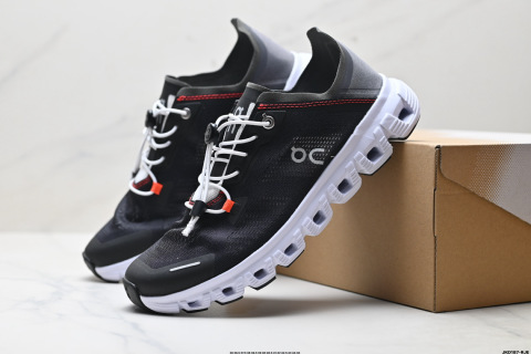 On昂跑 6 Coast 輕量運動休閒鞋 輕量透氣的工程網格結合環保人造麂皮 襯托出活力醒目的視覺效果 飾有品牌Logo的TPU鞋帶扣 讓系帶方式別具一格 是日常穿搭旅行和城市探索的理想之選