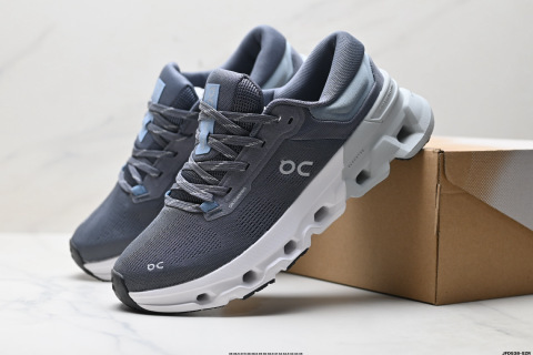 On 昂跑 flyer 5 舒適 輕便 減震耐磨跑步鞋採用了先進的緩震技術 能夠有效減少跑步時對關節的衝擊 保護運動者的健康 其獨特的緩震系統設計能夠提供穩定的支撐 確保跑者在跑道上盡情釋放潛能