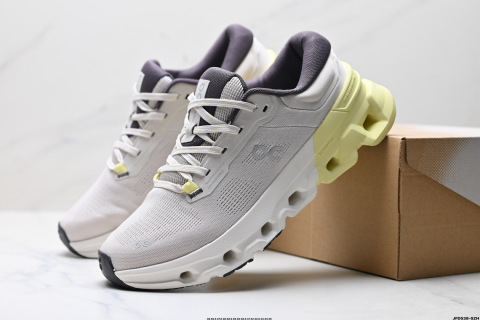 On 昂跑 flyer 5 舒適 輕便 減震耐磨跑步鞋採用了先進的緩震技術 能夠有效減少跑步時對關節的衝擊 保護運動者的健康 其獨特的緩震系統設計能夠提供穩定的支撐 確保跑者在跑道上盡情釋放潛能