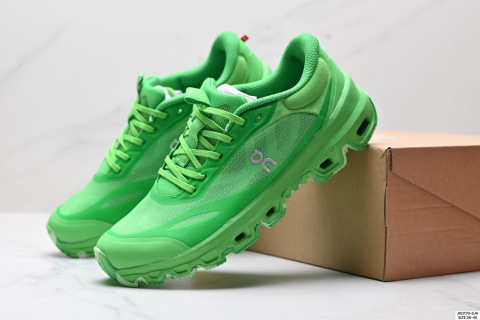 On昂跑 venture LOEWE 2系列低幫羽量舒適多功能休閒運動鞋採用工程飛織網布組合再生聚酯纖維鞋面材質搭載獨家隱藏速度中板 鏤空Tec科技泡棉緩震中底 黑科技跑出圈的時尚運動新寵