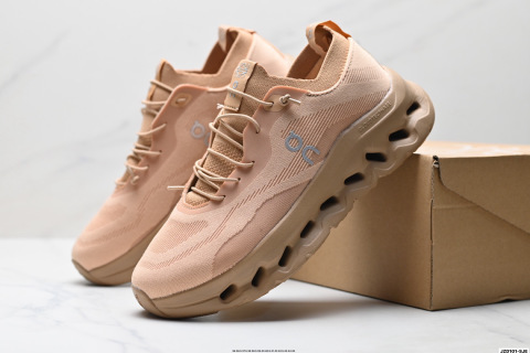 On昂跑tilt 羅意威 聯名羽量運動休閒鞋 腳感很舒服 鞋底柔軟且包裹性好 上腳顯腿長不管休閒還是運動都很百搭 是最好看最顯質感的顏色