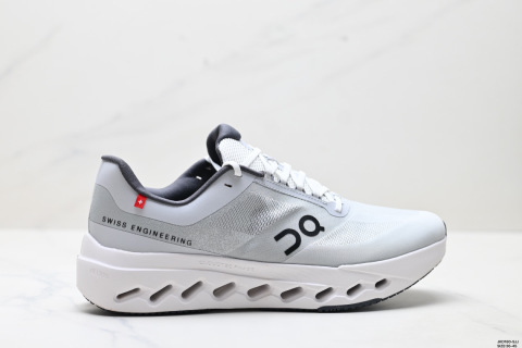 On昂跑 surfer Next 舒適百搭 簡約 耐磨 低幫跑步鞋surfer Next鞋身外觀的設計靈感源於 On 昂跑的專業競賽鞋 鞋面採用工程編織材料打造 提供無縫貼合的穿著體驗 輕盈透氣的鞋面貼合腳部 確保舒適的穿著感與穩定的鎖定效果 鞋底經過升級的橡膠墊片在乾濕條件下均提供高抓地力和耐用性