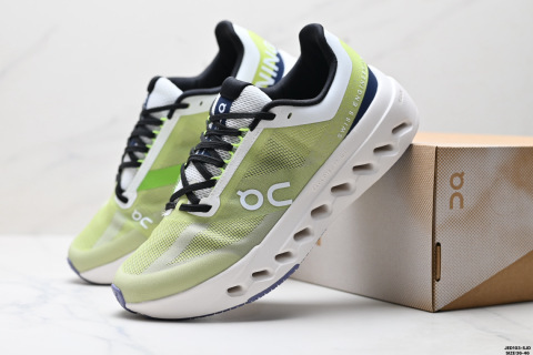 On昂跑 surfer Next 舒適百搭 簡約 耐磨 低幫跑步鞋surfer Next鞋身外觀的設計靈感源於 On 昂跑的專業競賽鞋 鞋面採用工程編織材料打造 提供無縫貼合的穿著體驗 輕盈透氣的鞋面貼合腳部 確保舒適的穿著感與穩定的鎖定效果 鞋底經過升級的橡膠墊片在乾濕條件下均提供高抓地力和耐用性