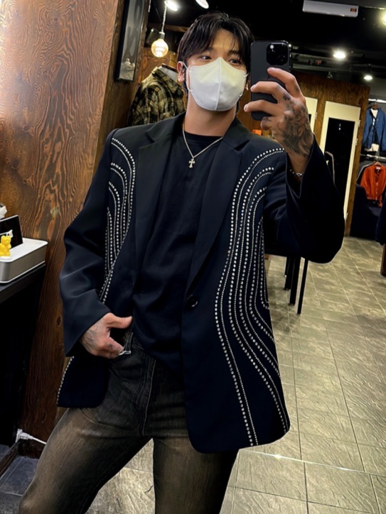 水鑽曲線圖騰西裝外套