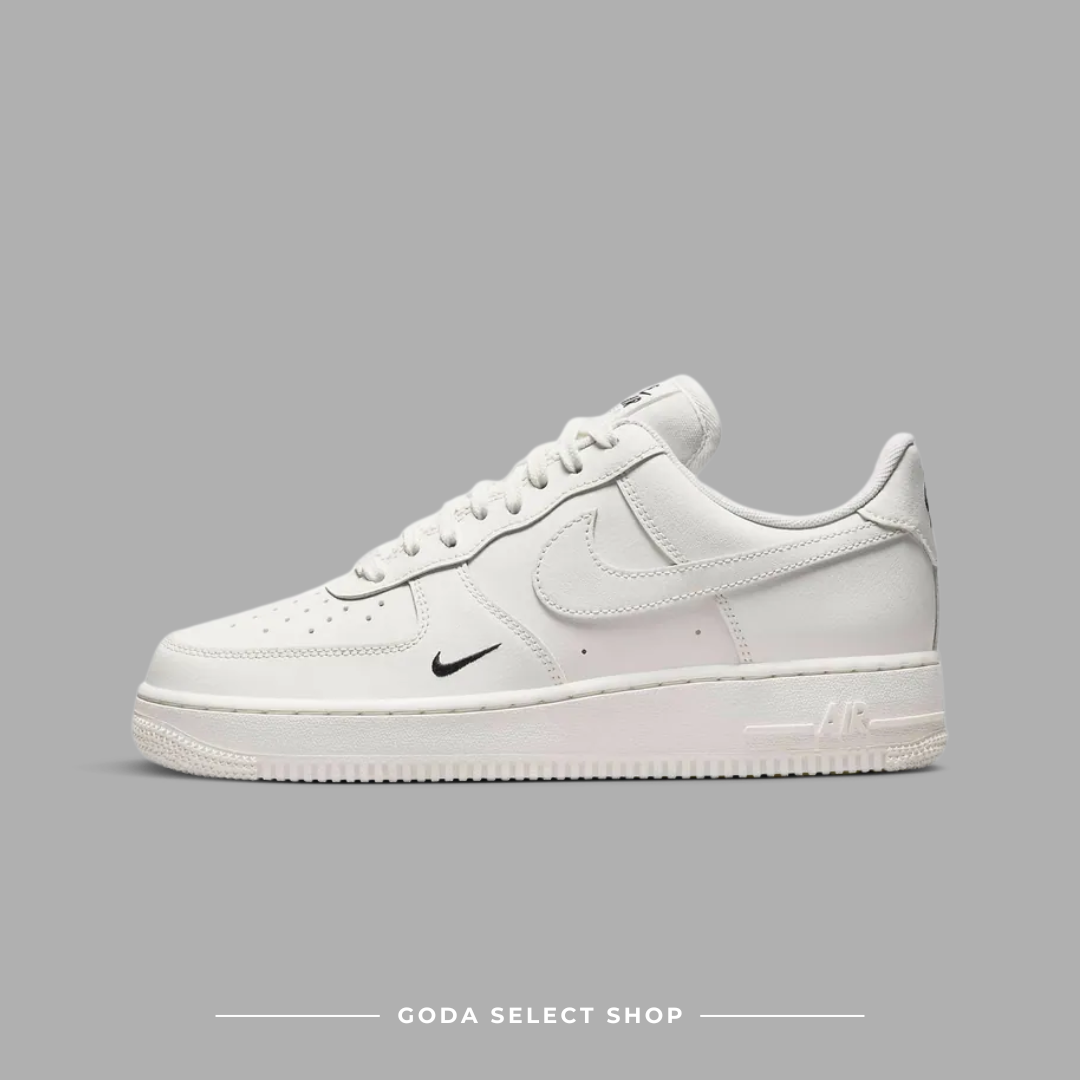 Nike Air Force 1 ’07 Essential 女鞋 刺繡小黑勾 奶油白 HF1058-133