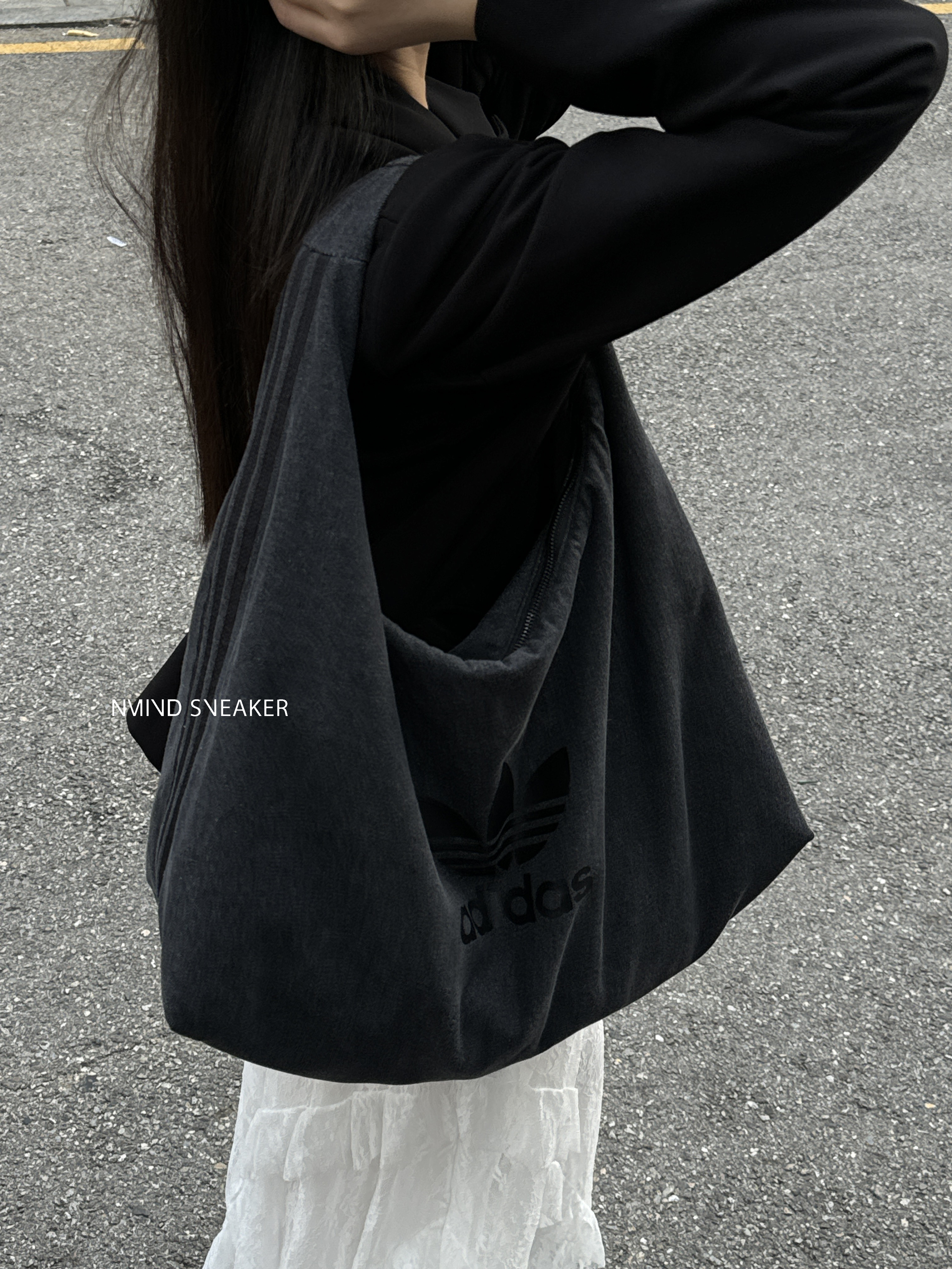 Adidas Originals 蓬鬆單肩包 牛仔黑