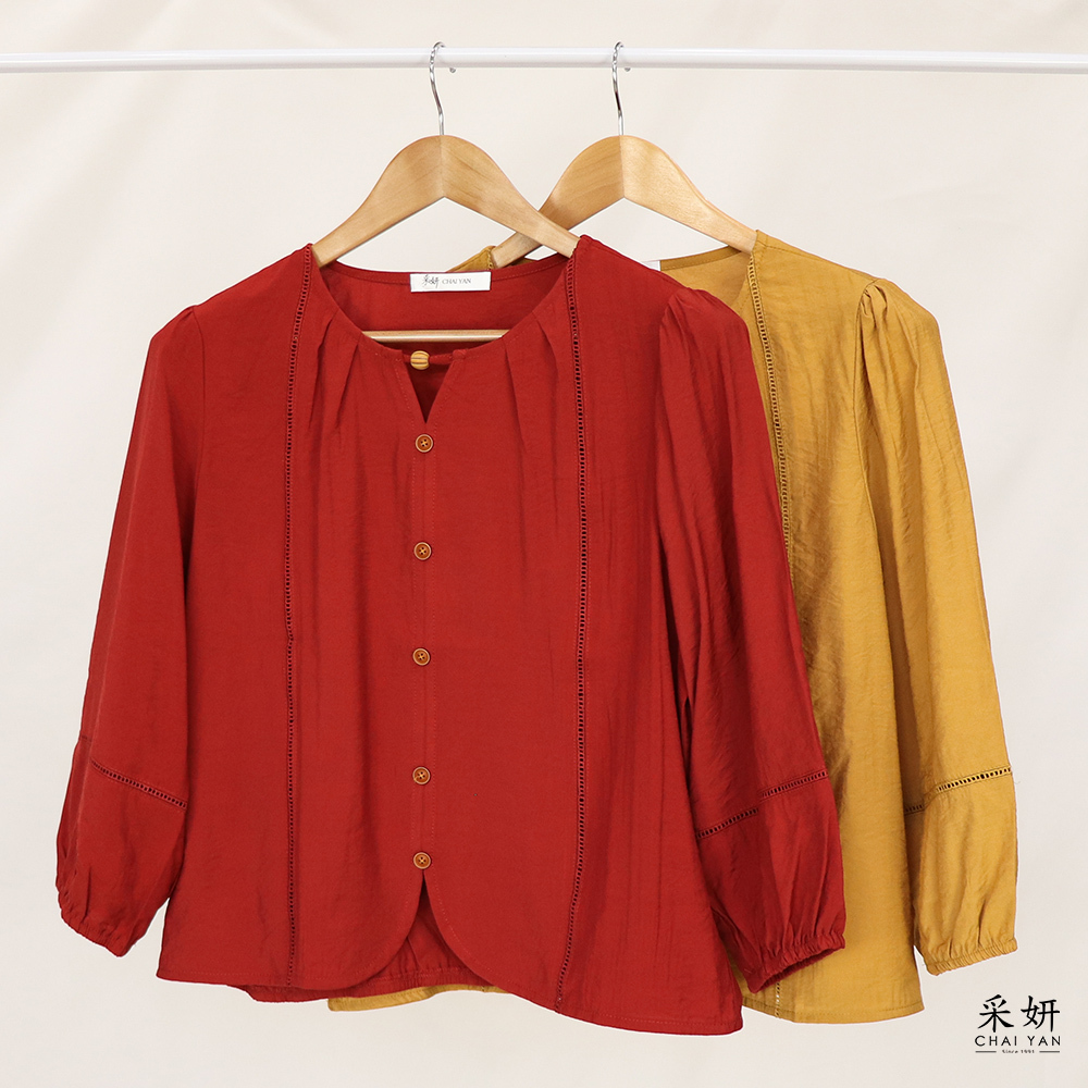 素色假排扣三角鏤空圓領九分袖上衣