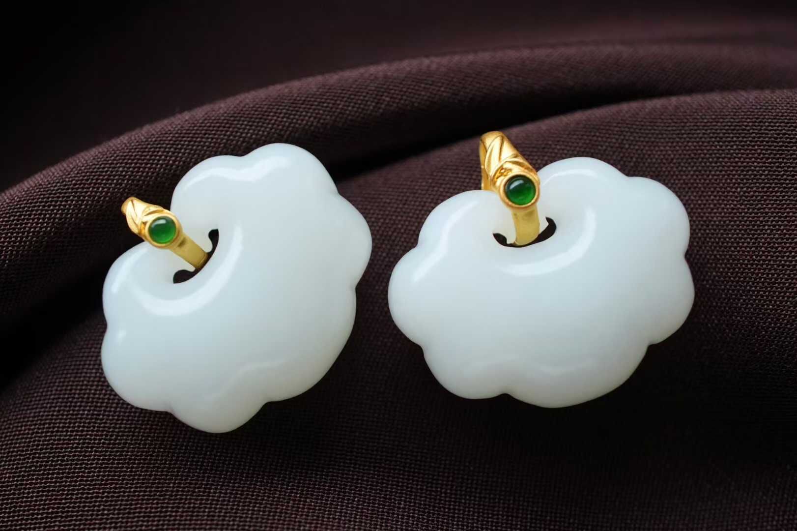 92449 和田玉羊脂玉“小胖墩”祥雲吊墜