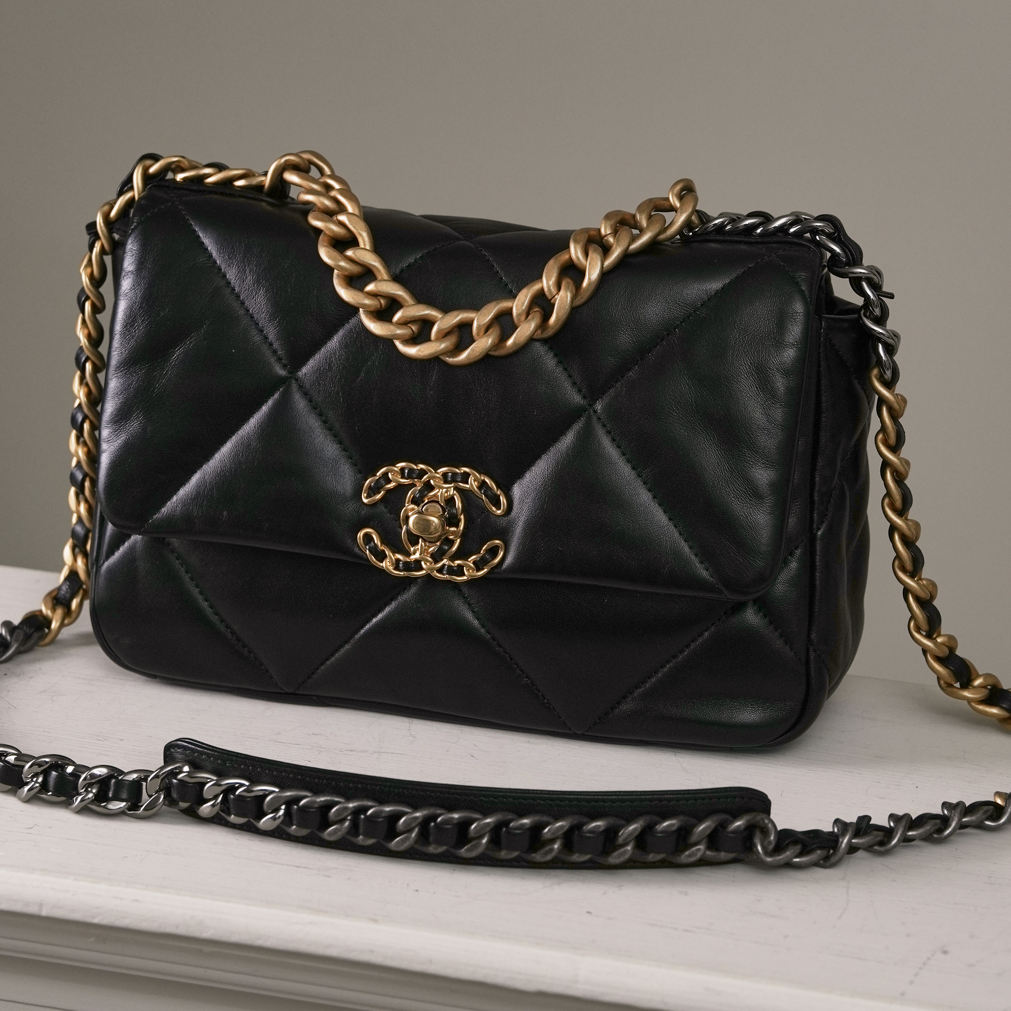 Chanel 黑金19小號