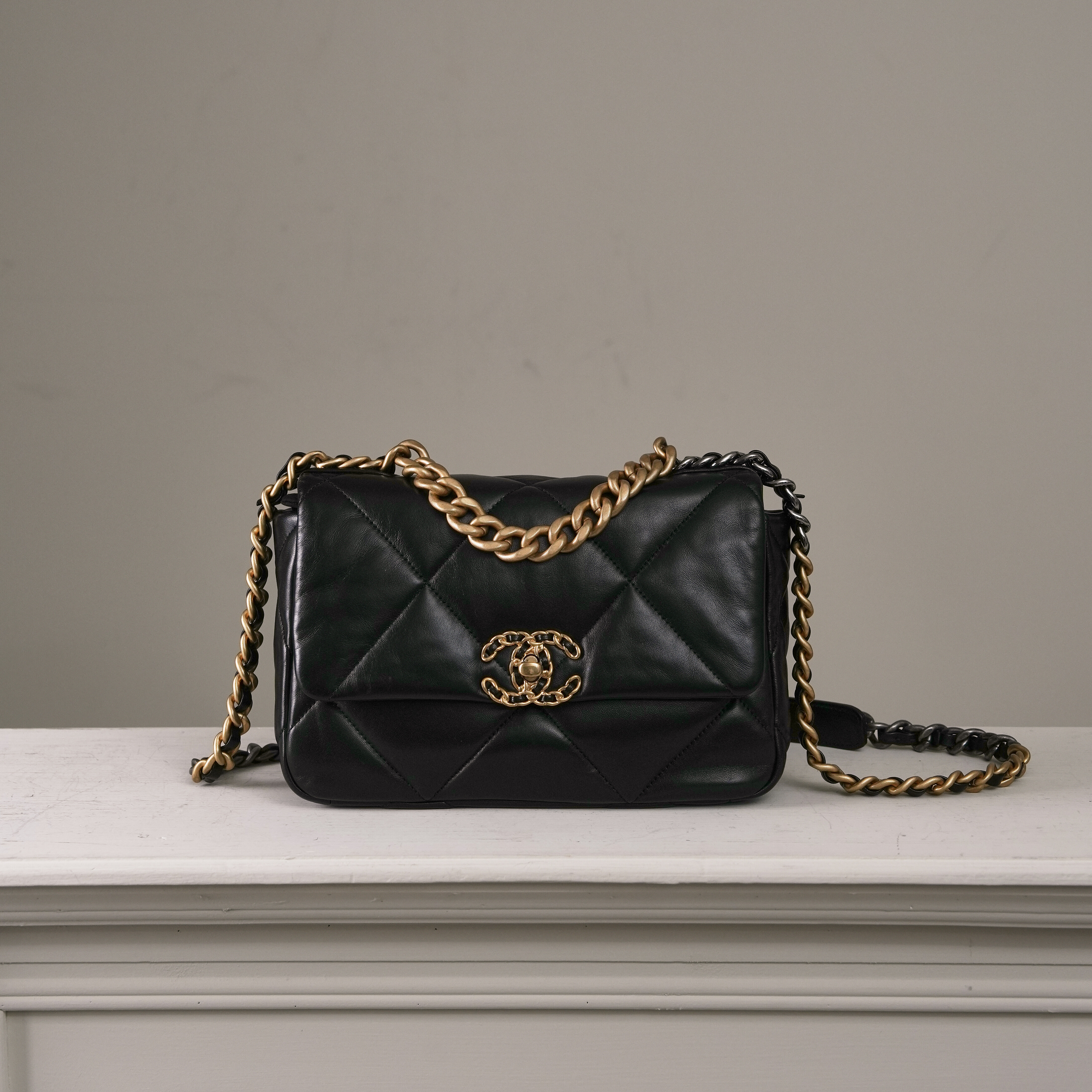 Chanel 黑金19小號