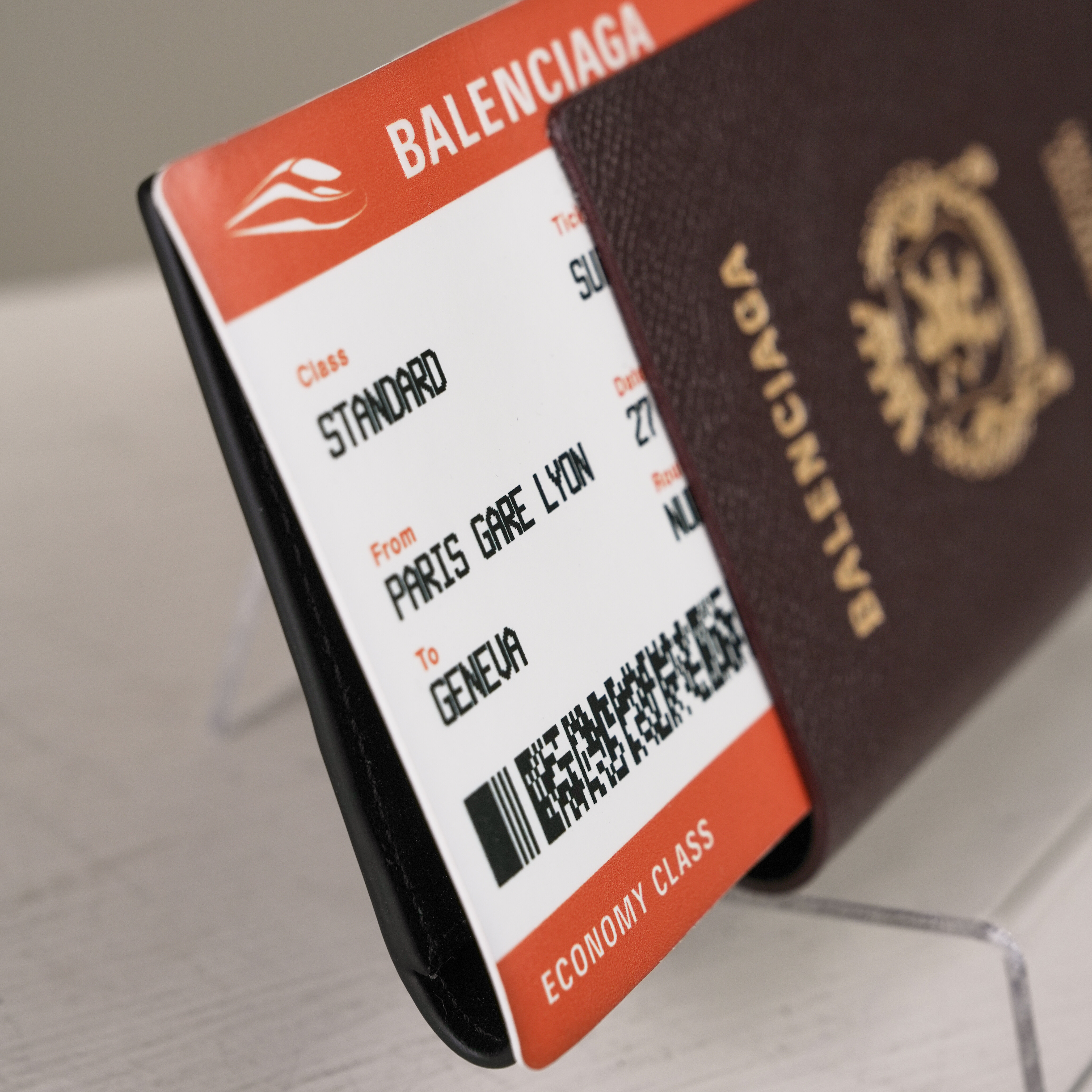 Balenciaga  酒紅色護照機票對開造型長夾
