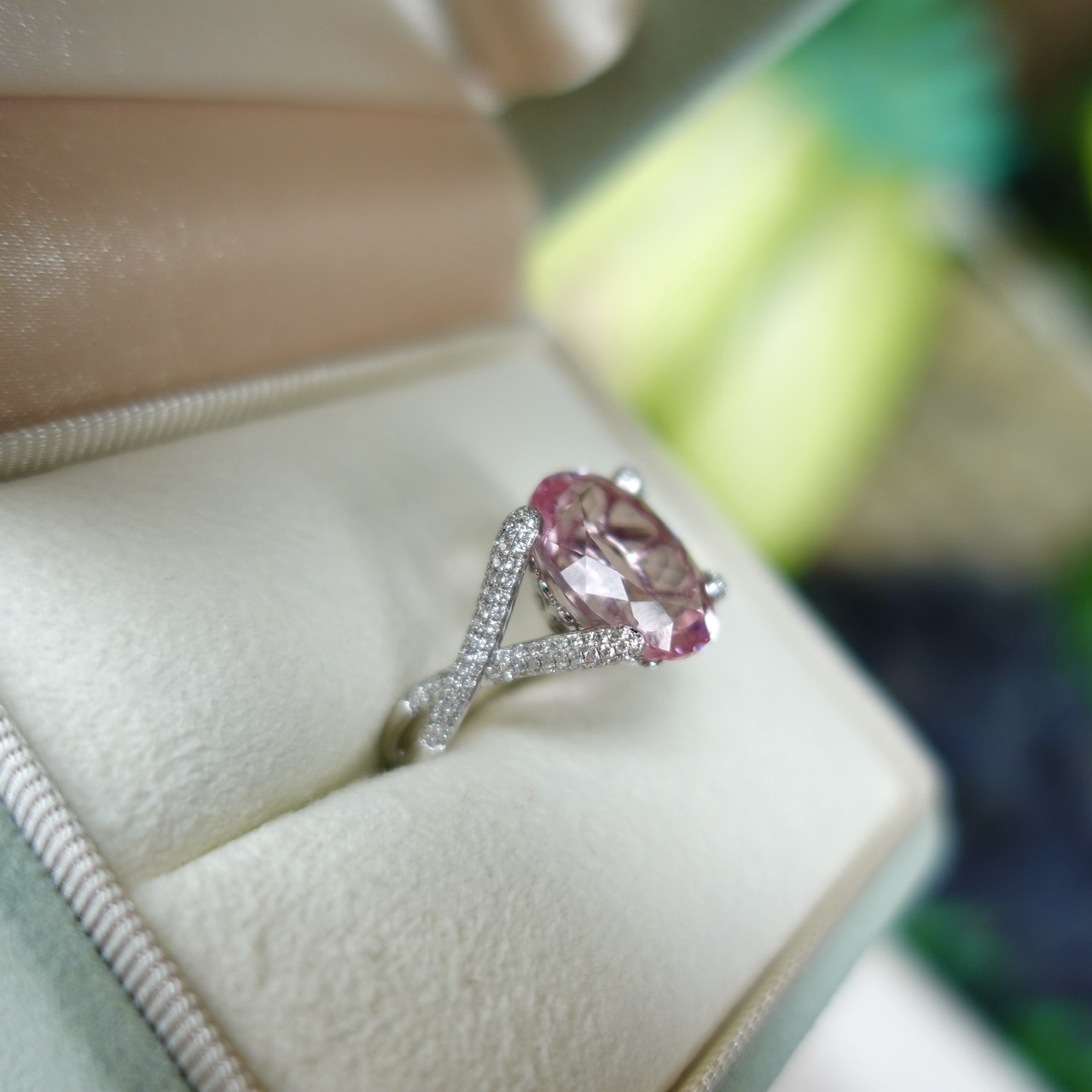 6.45ct櫻花粉摩根石鑲嵌鑽石18K金戒指