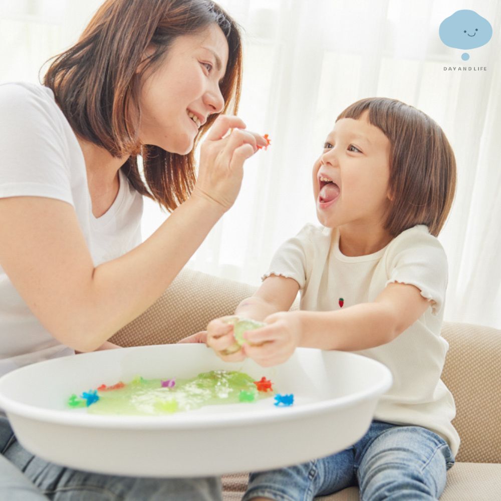 蒔光正好品牌形象,一家人在自然光下整理與互動,展現「收藏我們的美好時光」