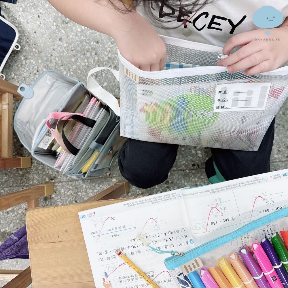 孩子練習自己整理書包的畫面,父母在旁陪伴,象徵用心收藏生活中的美好片段