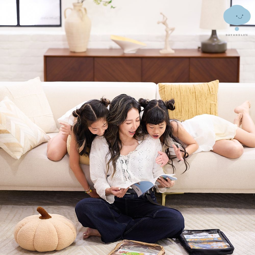 親子在客廳一起閱讀的日常時光,體現 Beautiful Moments 的品牌核心