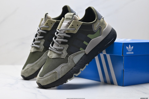 Adidas NITE JOGGER Clover Classic Sports Running Shoes Night Crawler Retro Running Shoes Original Material Original Outsole Private Single Mold Mesh配麂皮拼接打造鞋面Retro風格鞋頭及鞋跟點綴3M反光設計極為搶眼，中底採用full-palm Boost技術，厚度可觀，腳感極佳