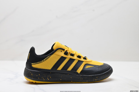 Adidas Roamboat係一款舒適又百搭嘅面料耐磨低幫休閒跑鞋