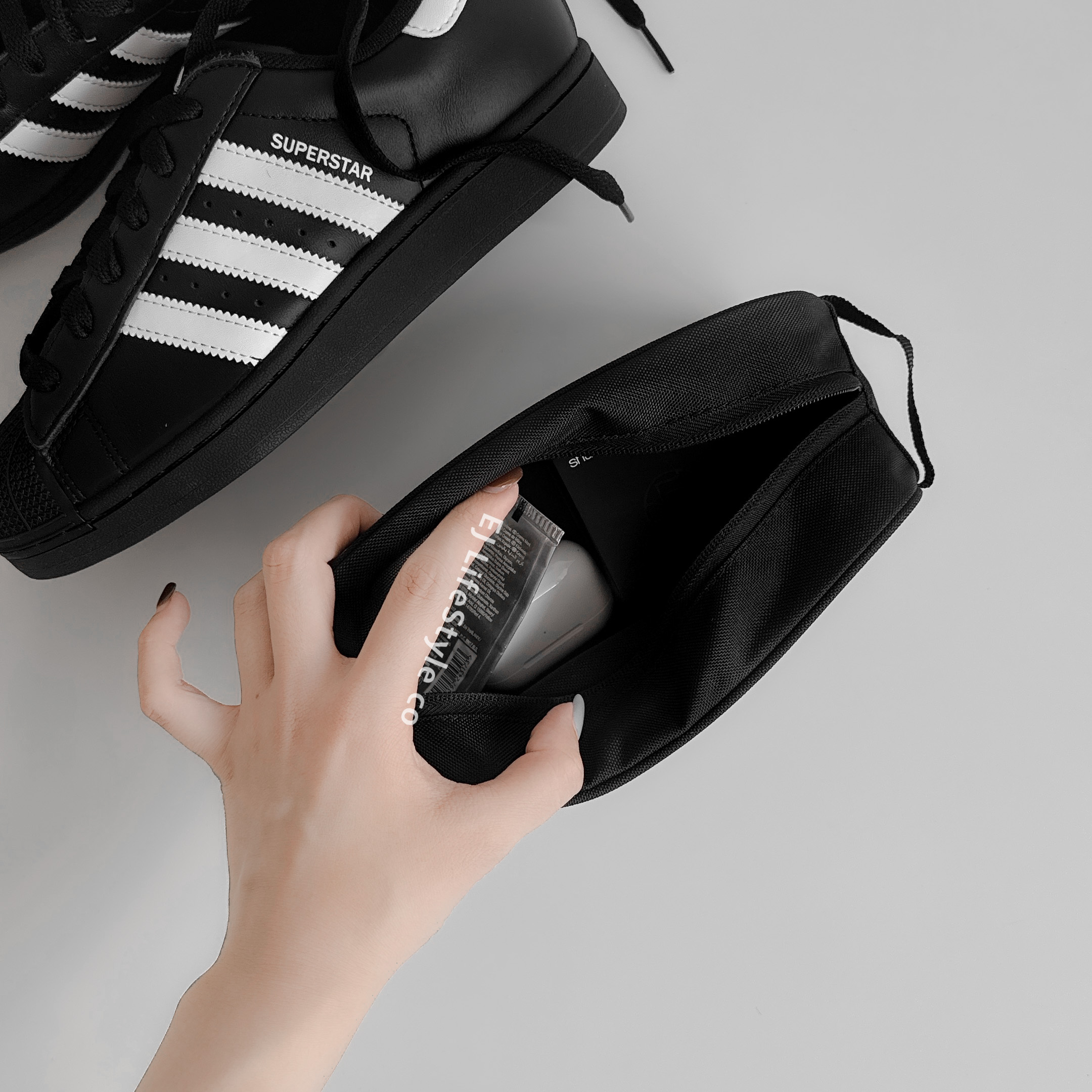 ADIDAS 化妝包 收納包 鉛筆袋  三線 黑白  JN2706 / 現貨