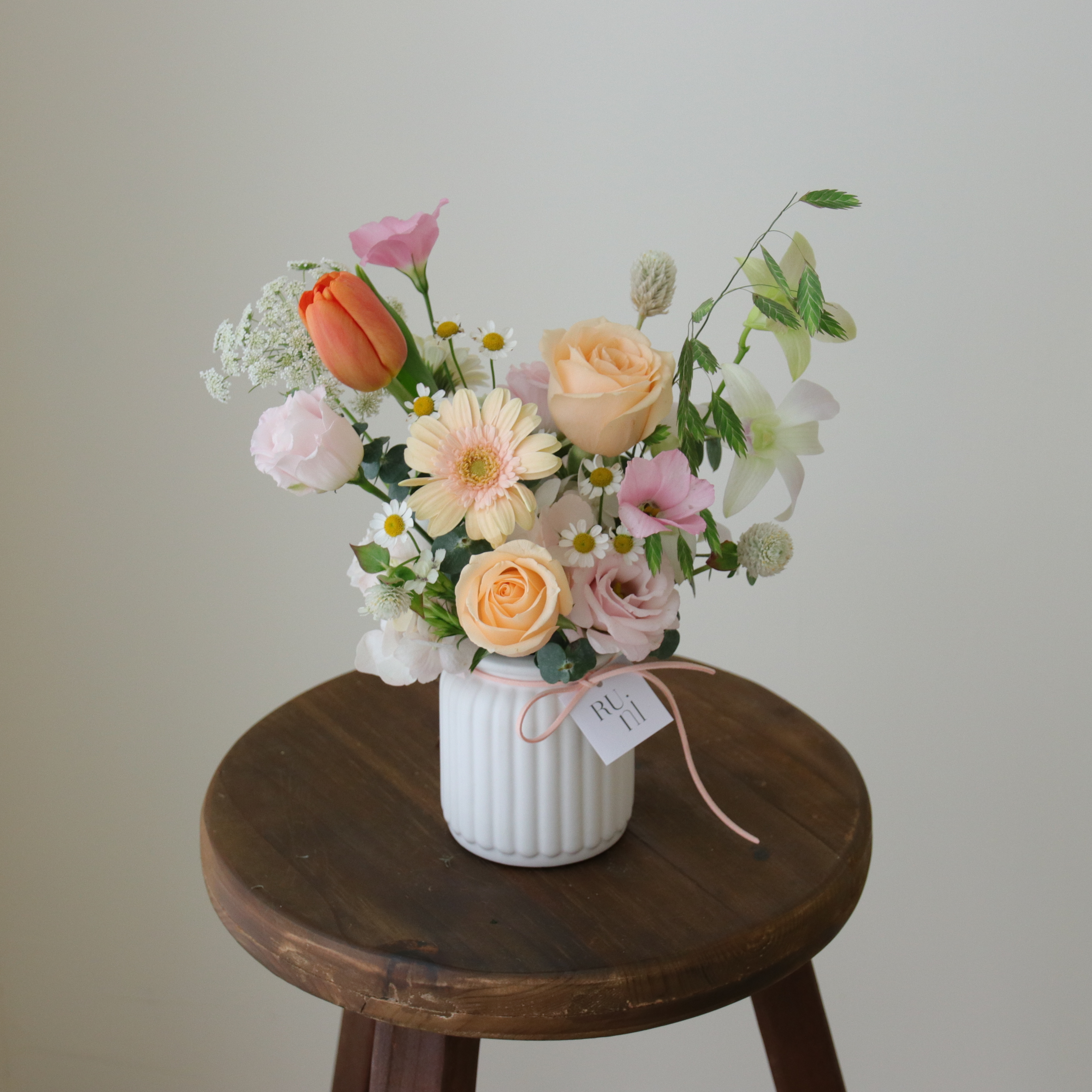 典雅粉橘色系牛奶瓶桌花