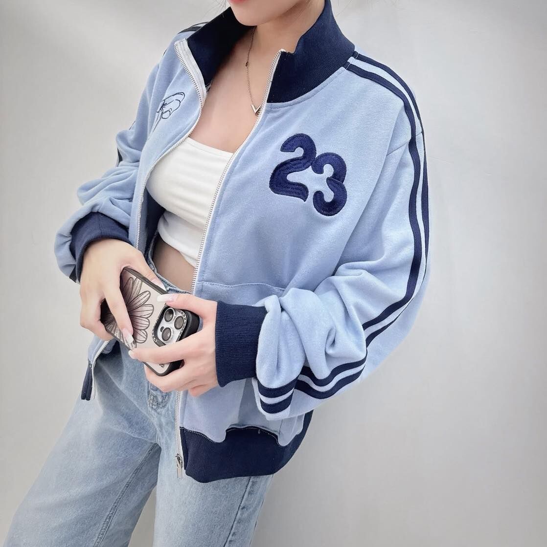 【超時髦的蝴蝶結刺繡字母撞色拼接外套】（現貨）