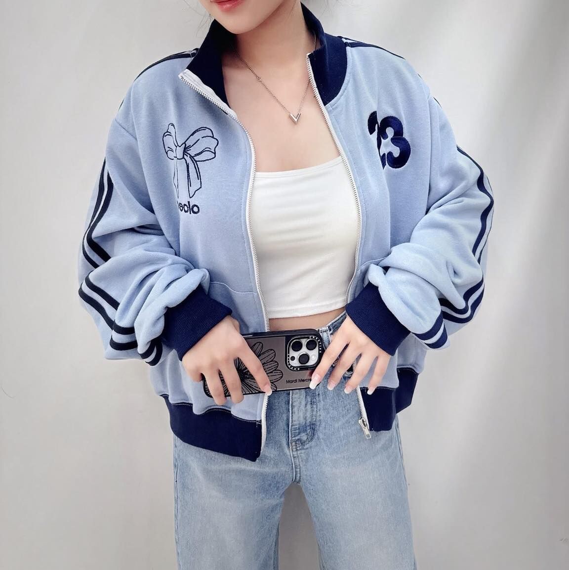 【超時髦的蝴蝶結刺繡字母撞色拼接外套】（現貨）