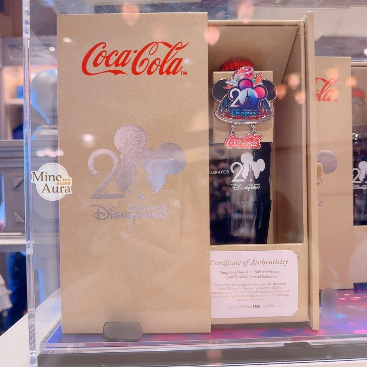 香港迪士尼樂園 20周年 紀念日特別推出 可口可樂 Coca-Cola 含徽章 紀念玻璃瓶禮盒 -香港迪士尼樂園