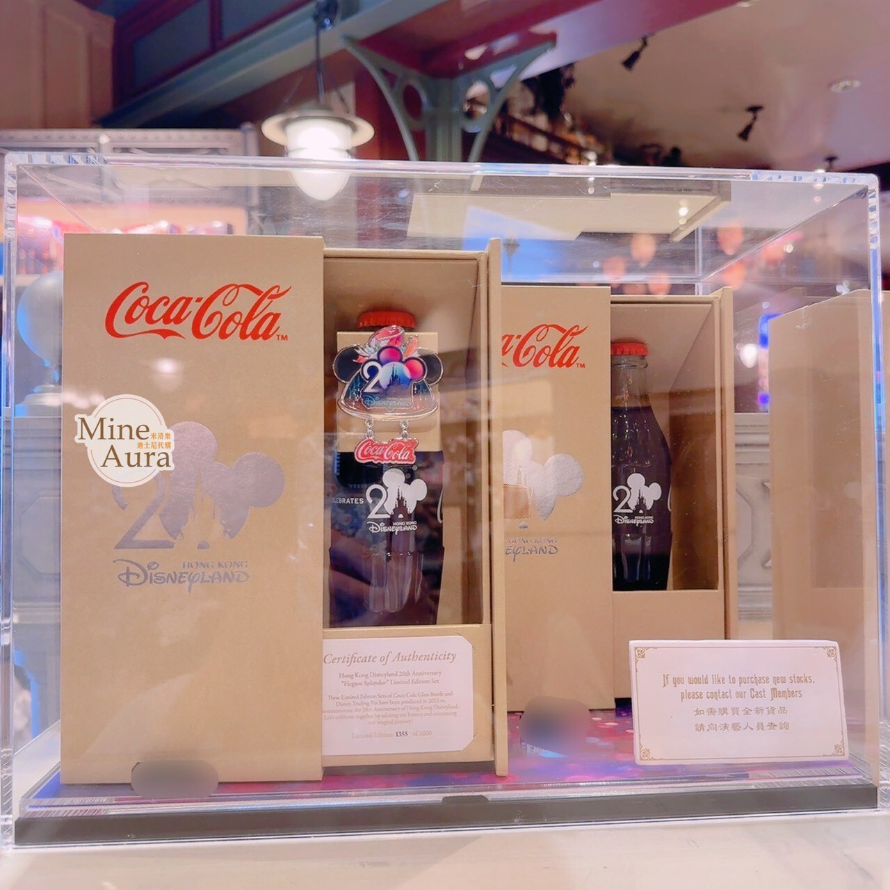 香港迪士尼樂園 20周年 紀念日特別推出 可口可樂 Coca-Cola 含徽章 紀念玻璃瓶禮盒 -香港迪士尼樂園