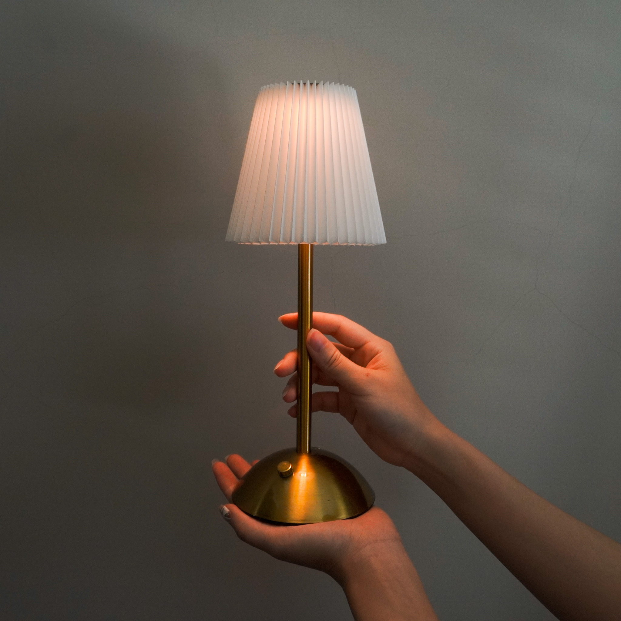 金屬質感USB充電床頭LED檯燈 三色售