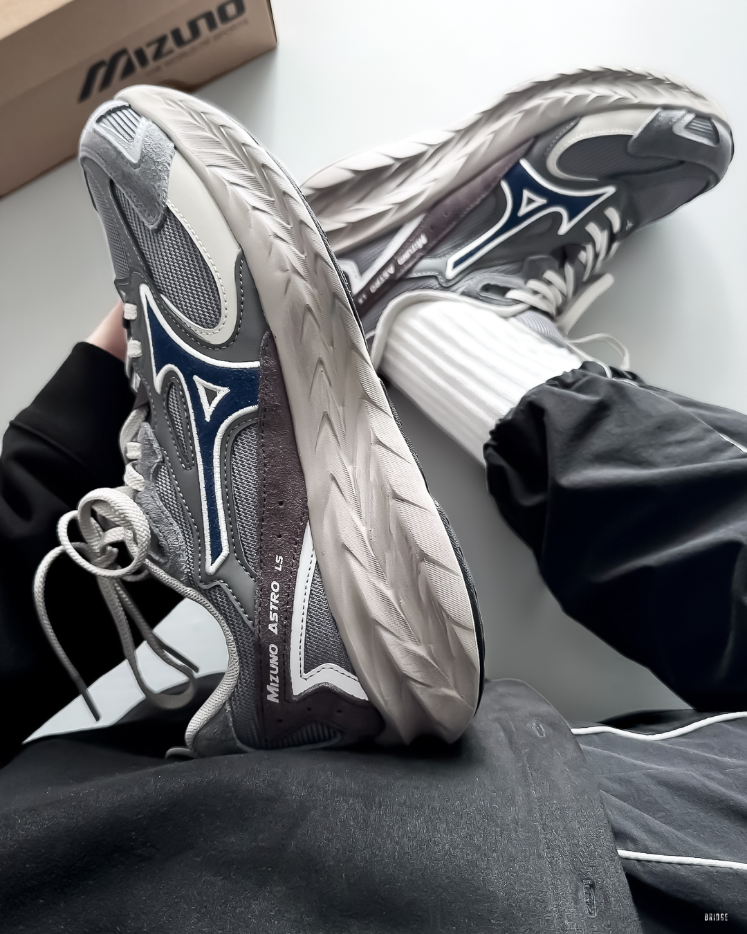 『這腳感是真的有料 💥』Mizuno ASTRO LS “Charcoal Gray” D1GH252104
