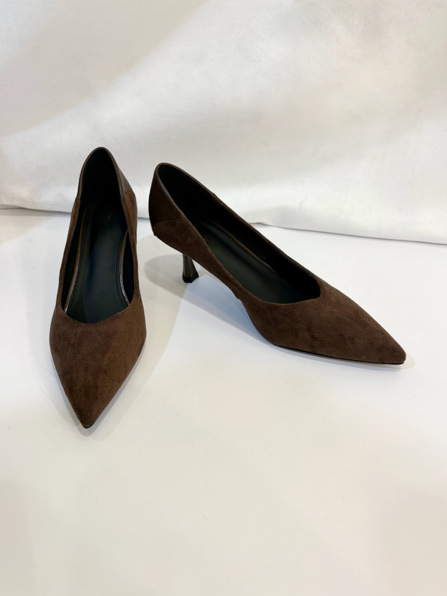 麂皮後皮革細跟鞋