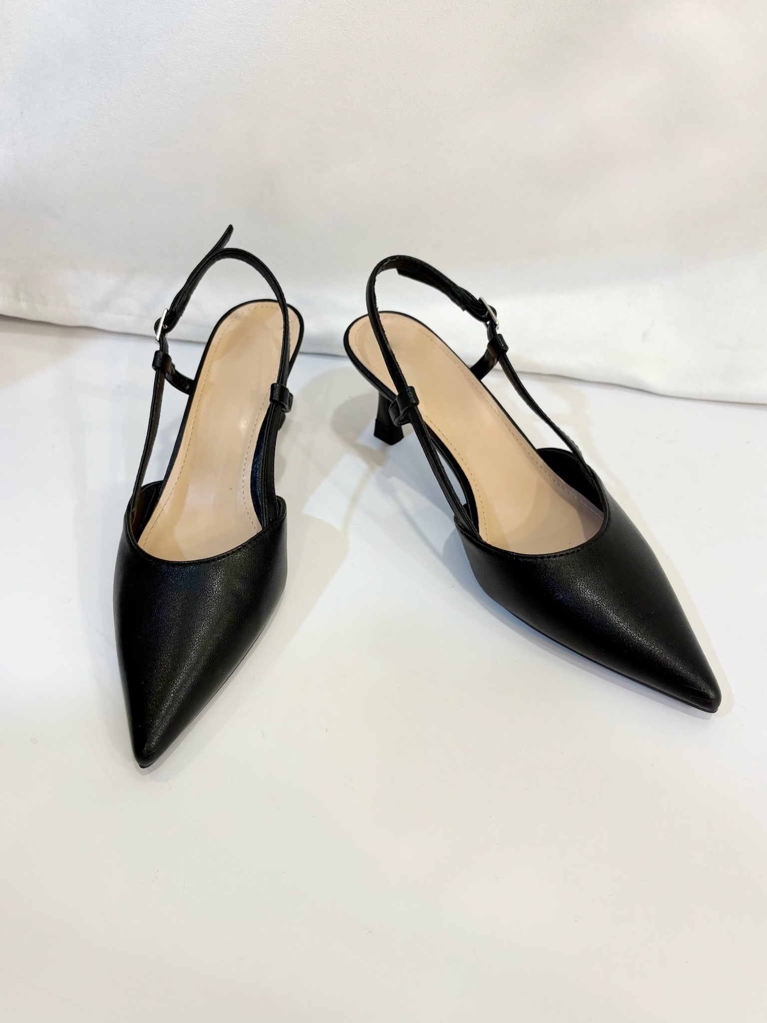 尖頭後繫帶跟鞋