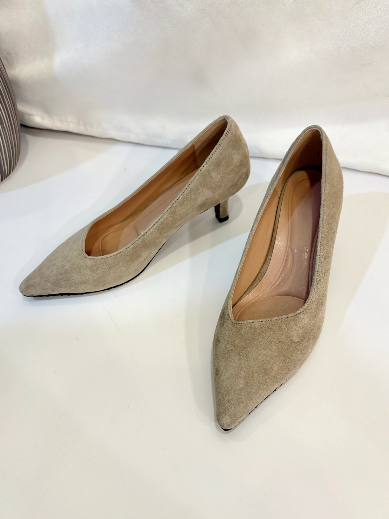 斜楦尖頭麂皮跟鞋