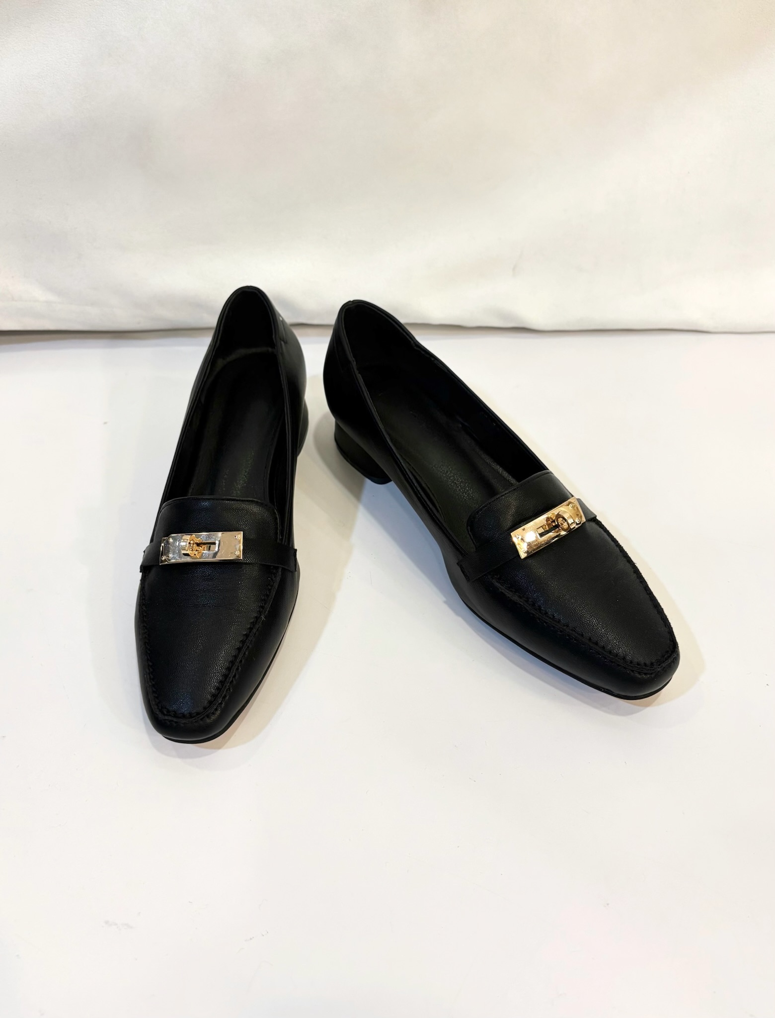 金鎖頭皮革低跟鞋