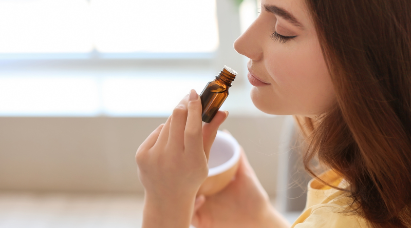 推薦使用尤加利、松針、佛手柑、乳香、甜橙、薰衣草，尤加利與松針可清肺提神、促進呼吸順暢；佛手柑與甜橙可舒緩情緒；乳香與薰衣草能安定心神、放鬆胸口。使用前請先稀釋於基底油中。