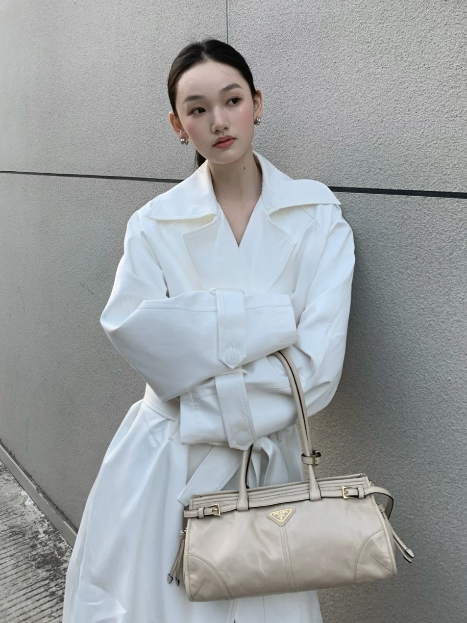PRADA Bonnie soft lux 系列 金屬三角形徽標 長手柄單肩手提包 中號 白色