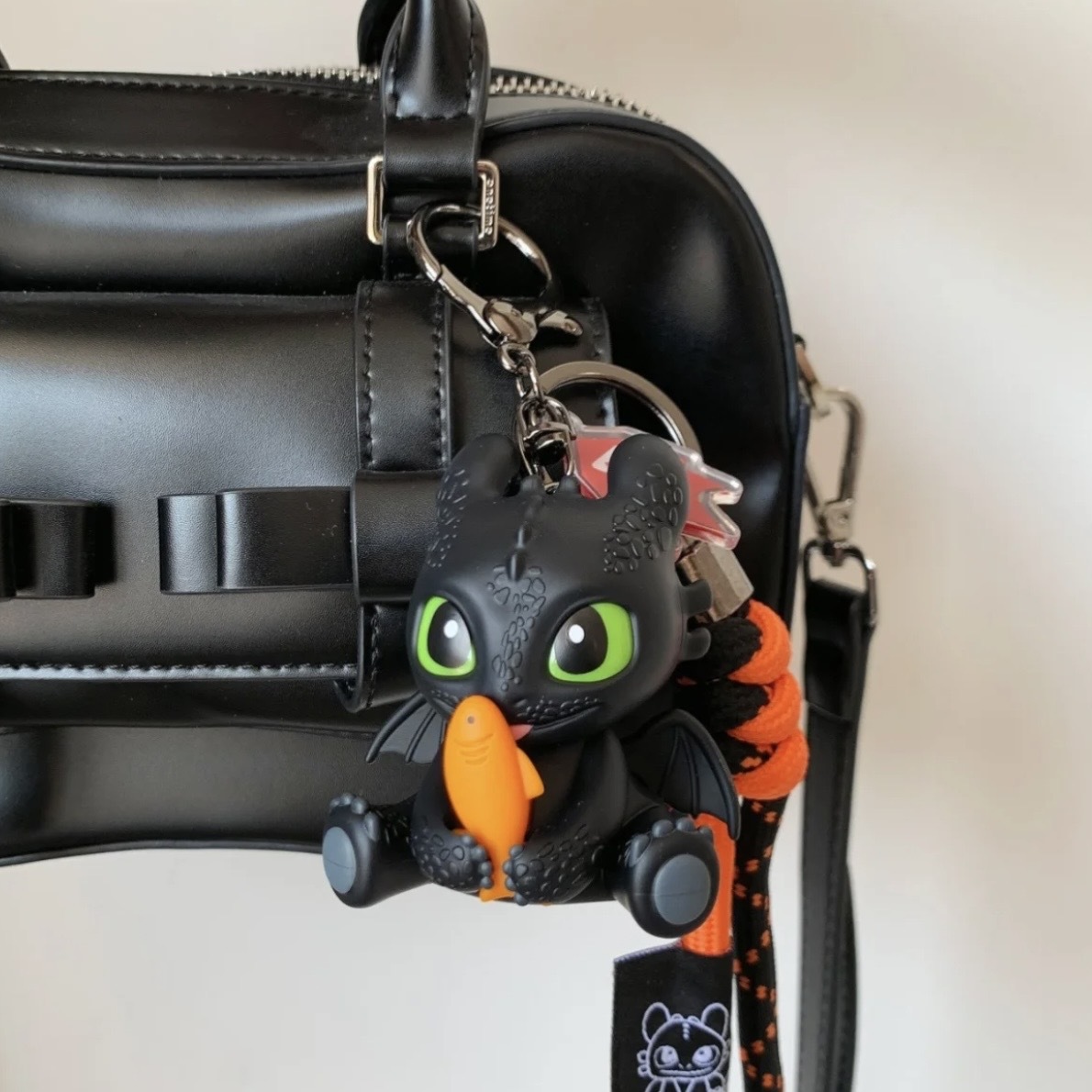 POTDEMIEL X 環球影城 馴龍高手 發光吊飾 抱魚 咆哮音效 掛件 吊飾 /預購