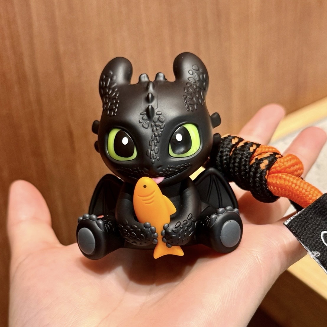 POTDEMIEL X 環球影城 馴龍高手 發光吊飾 抱魚 咆哮音效 掛件 吊飾 /預購