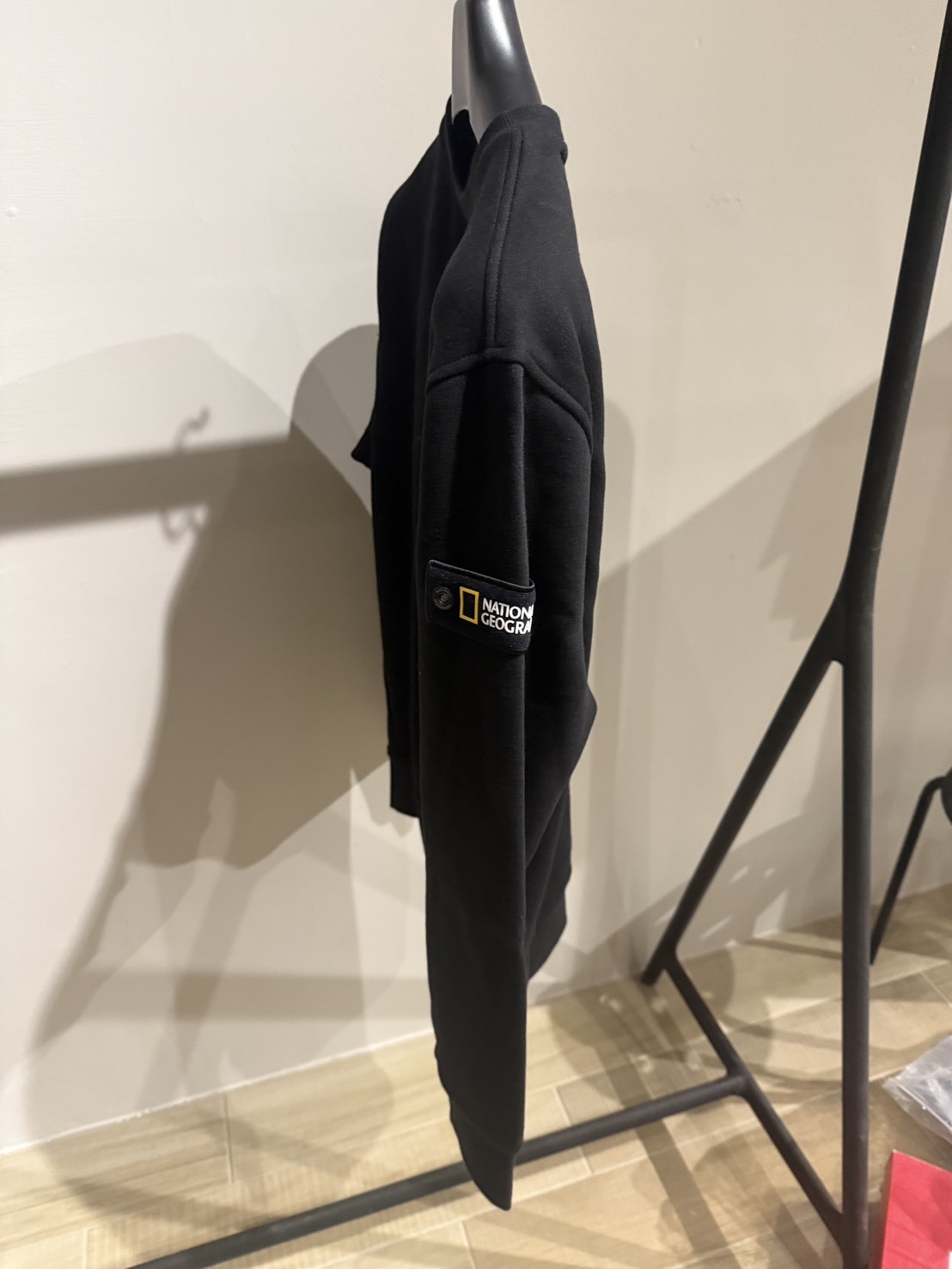 🖤 NATIONAL GEOGRAPHIC 國家地理 小LOGO 刷毛大學T｜碳黑色（Fleece Lined Sweatshirt）