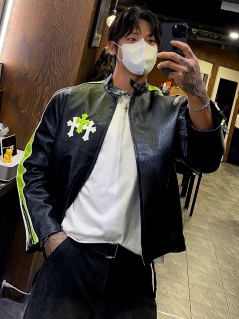 層疊十字架皮革夾克