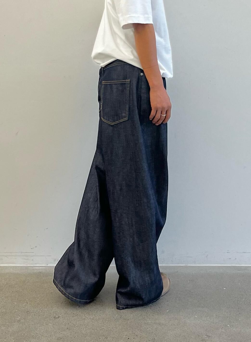 淨色鬆身牛仔褲 HOWELL-087P