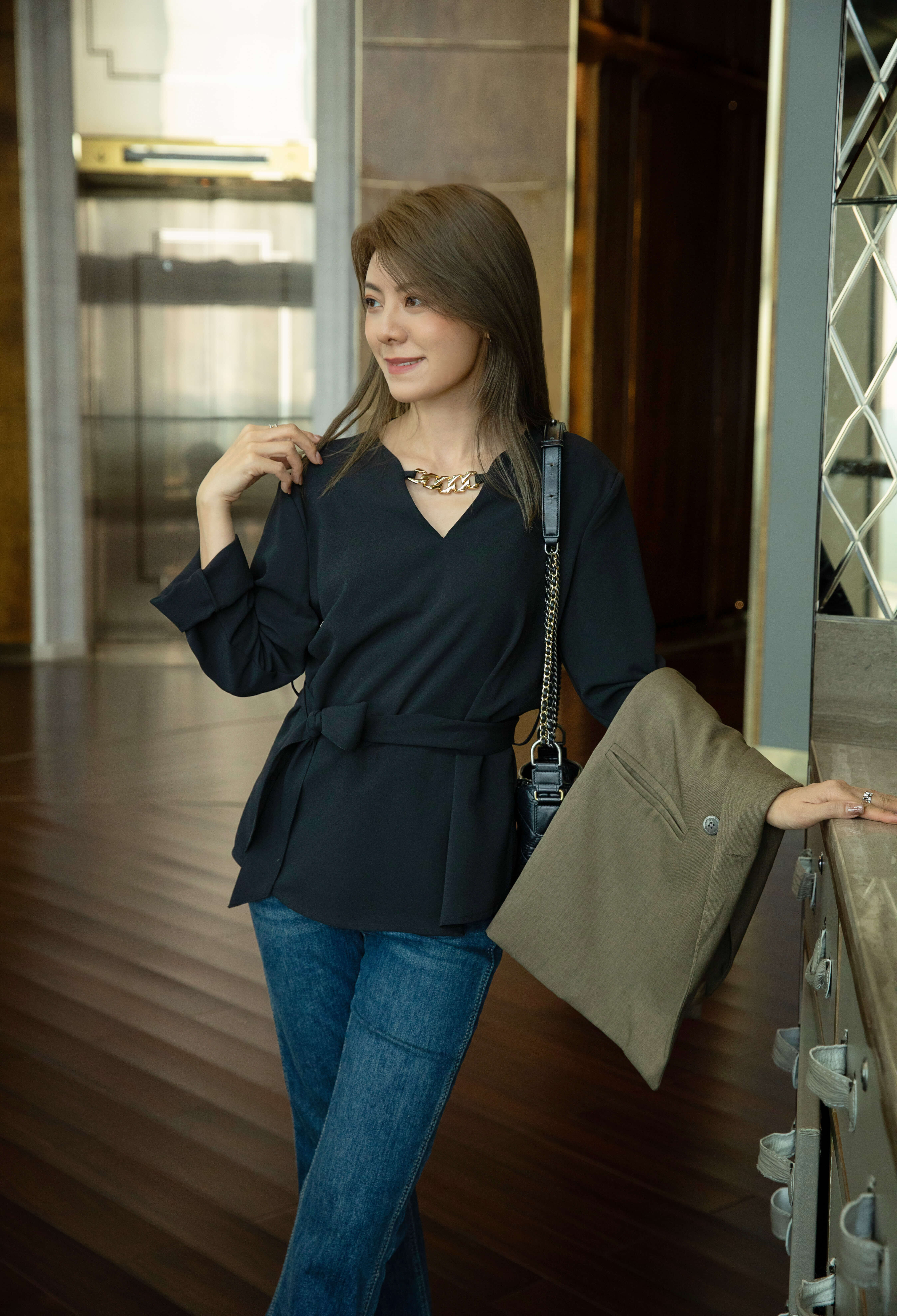 Belted Chain V-Neck Blouse_TP2510L08
