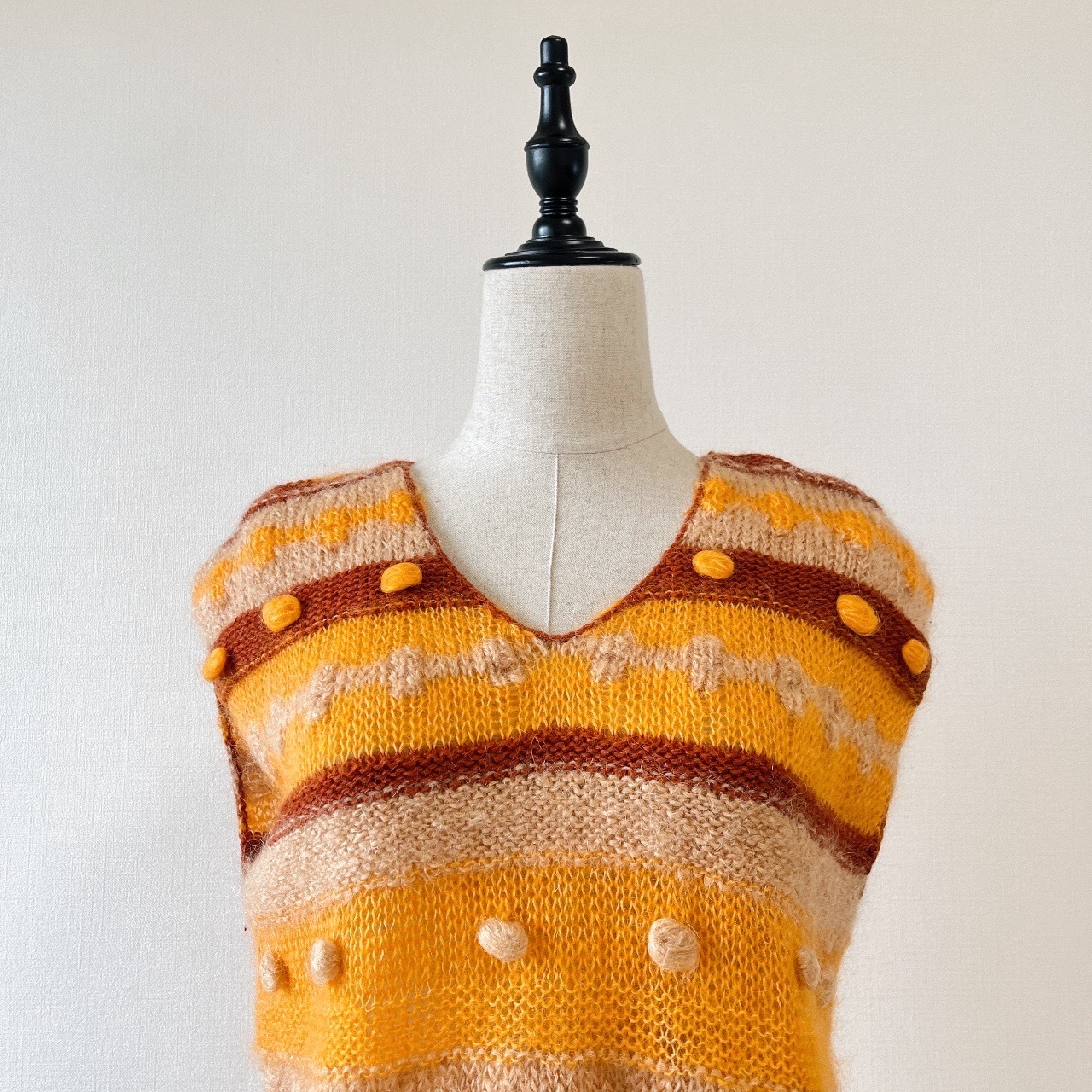 明亮橙色立體毛球背心毛衣